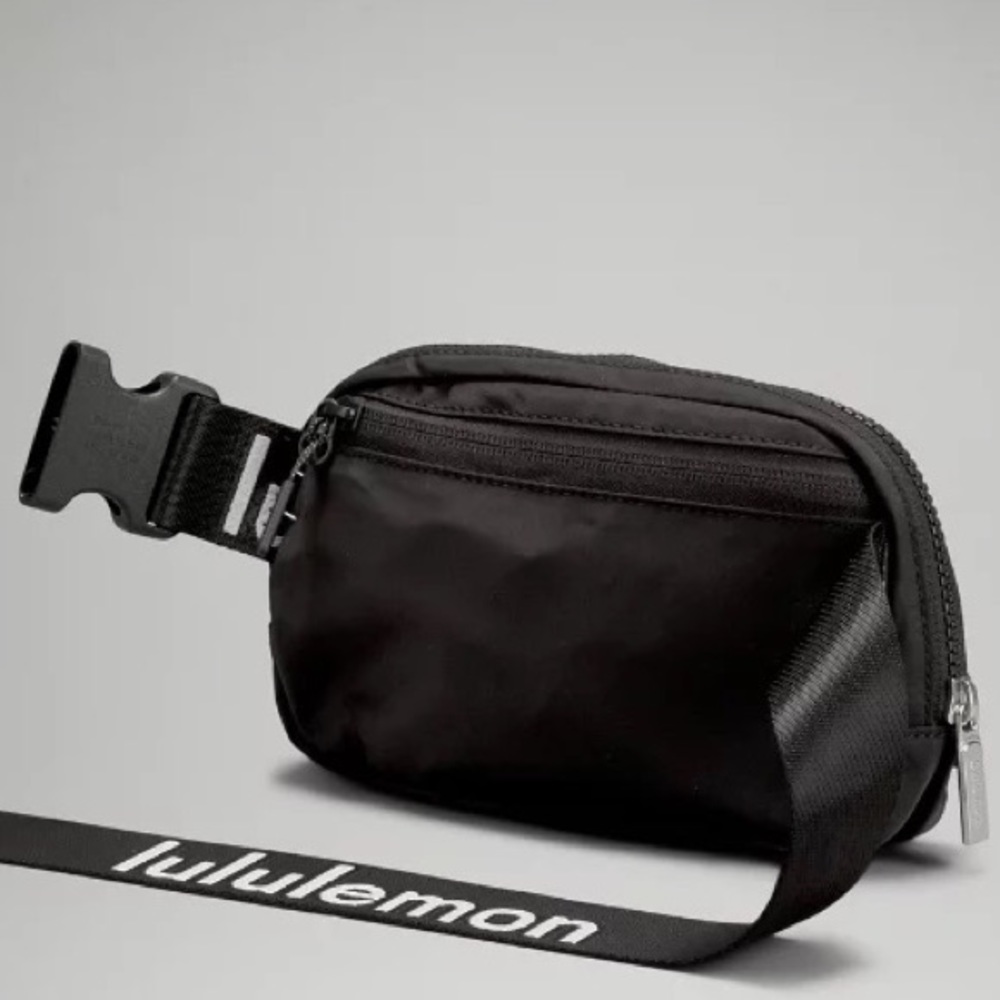 NWT Lululemon Everywhere Belt Bag, Wordmark Logo Black - Picture 3 of 6